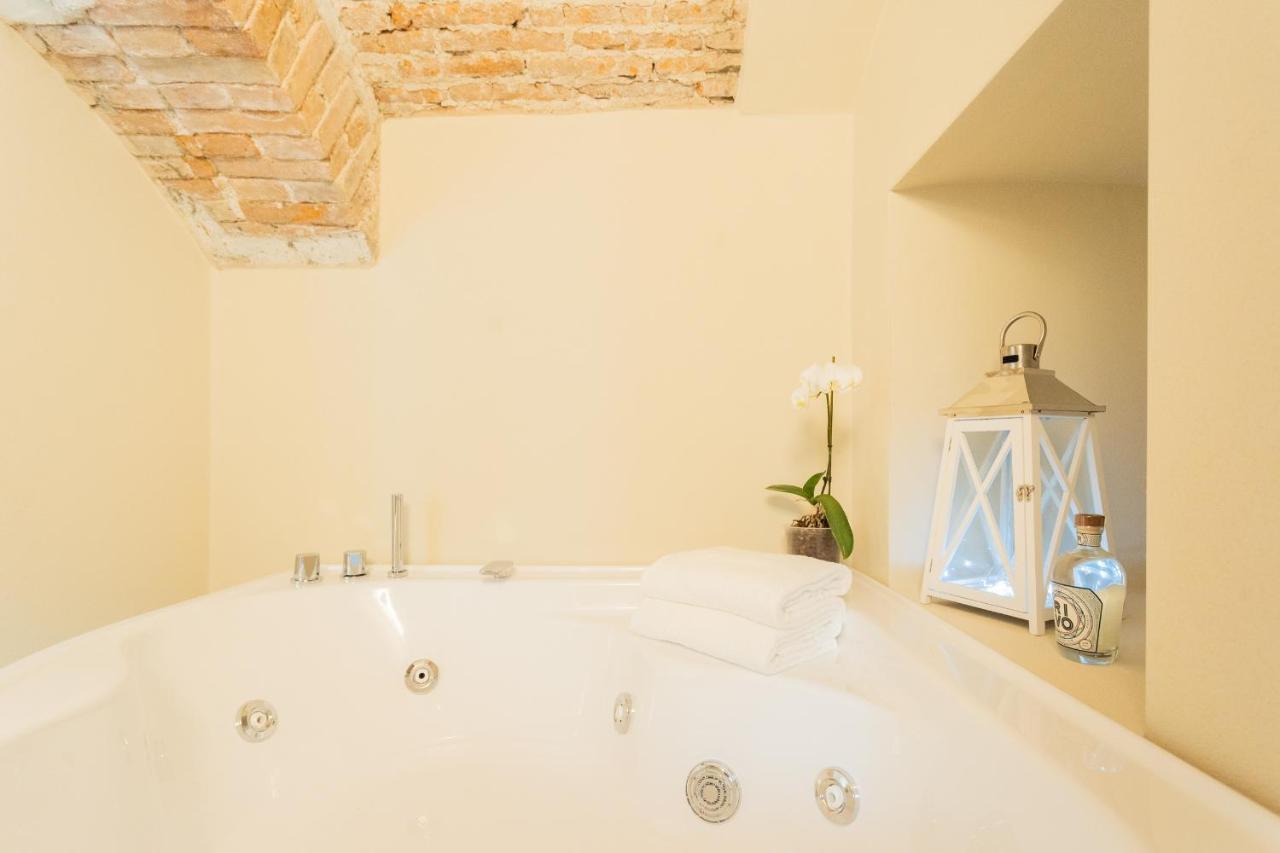 Appartement Romantic Escape Centre With Jacuzzi & Parking By Rent Como