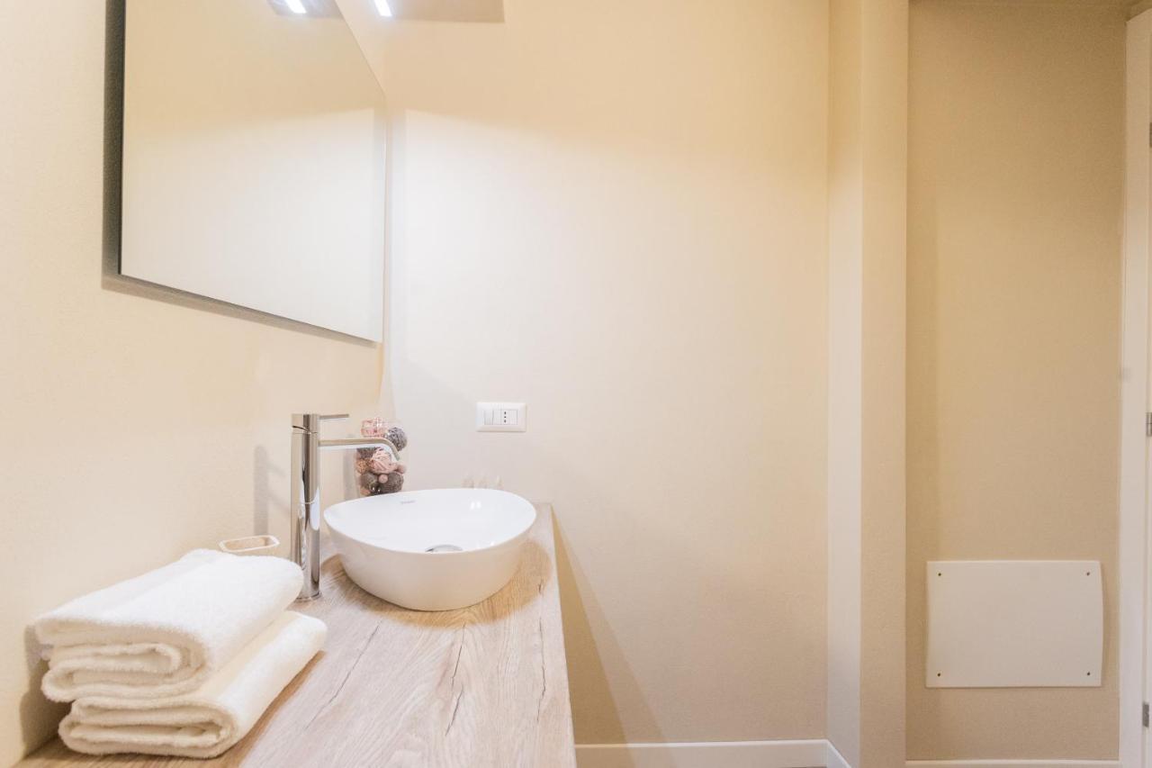 Romantic Escape Centre With Jacuzzi & Parking By Rent Appartement